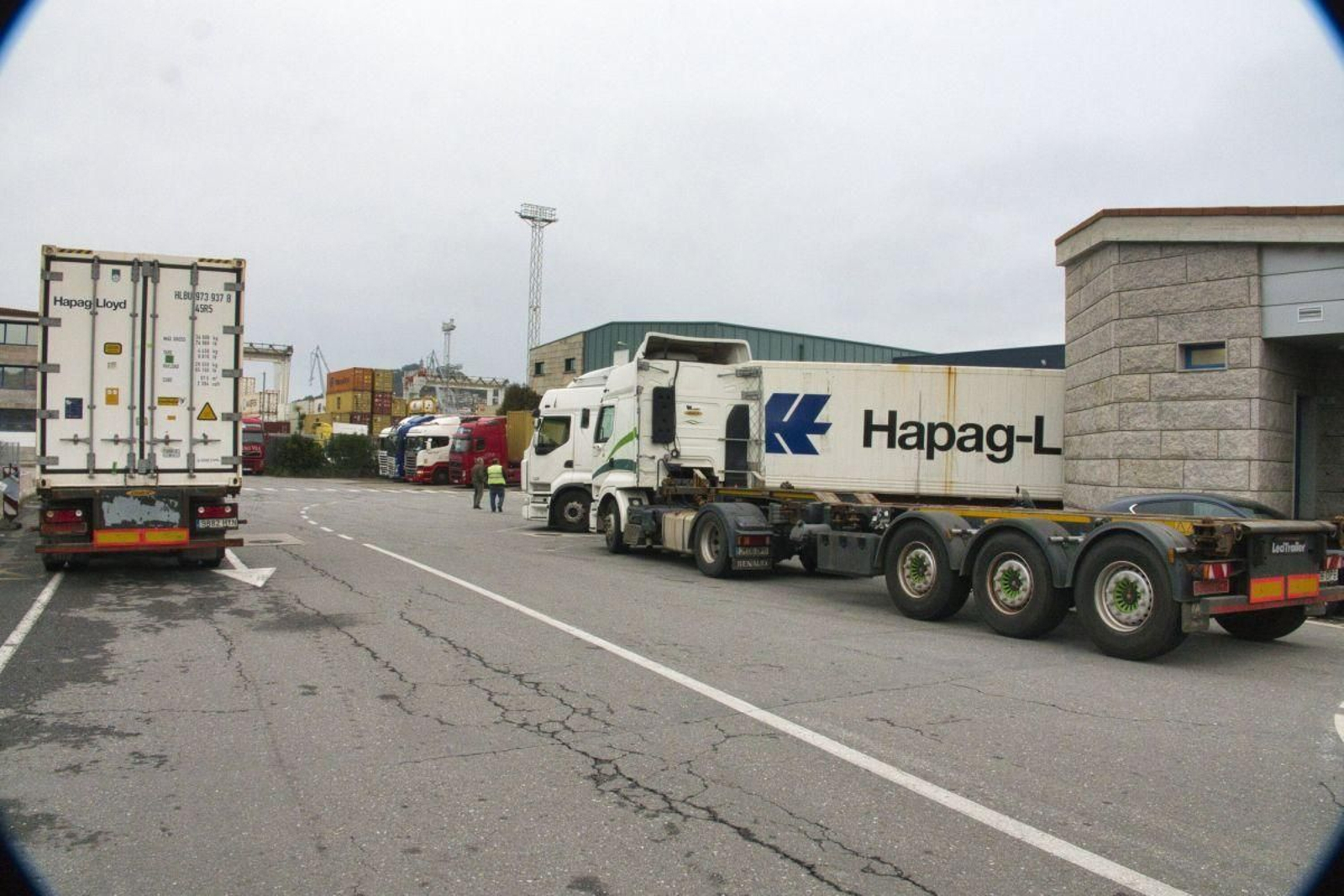 Camiones esperando turno en la terminal de Guixar, en las inmediaciones del Puesto de Control Fronterizo.