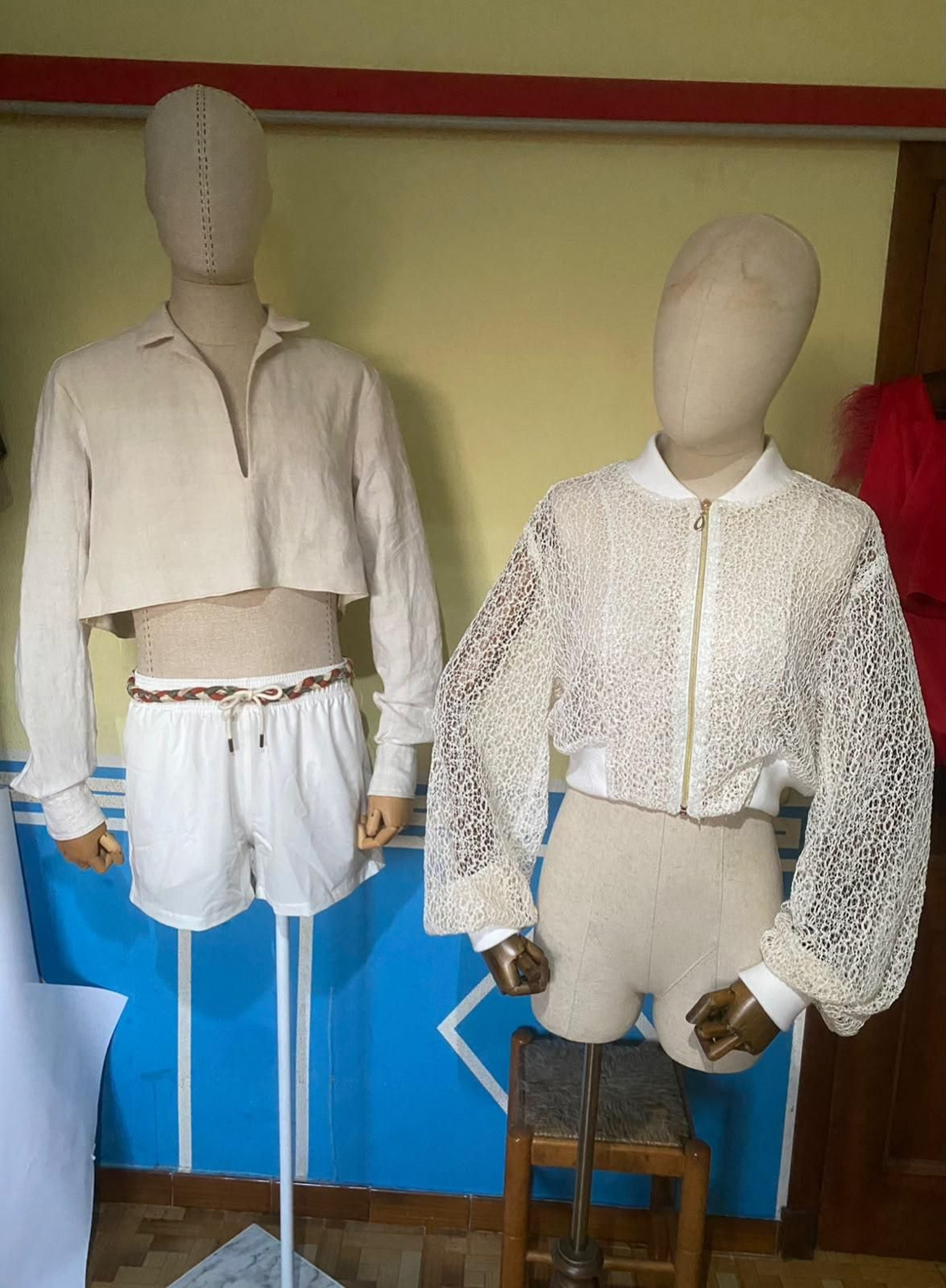 La camisa masculina de "Rizoma" fue confeccionada a partir de una sábana vintage de lino artesanal tejida en Allariz (izquierda) y la "bomber" (derecha) a partir de n antiguo vestido de novia.