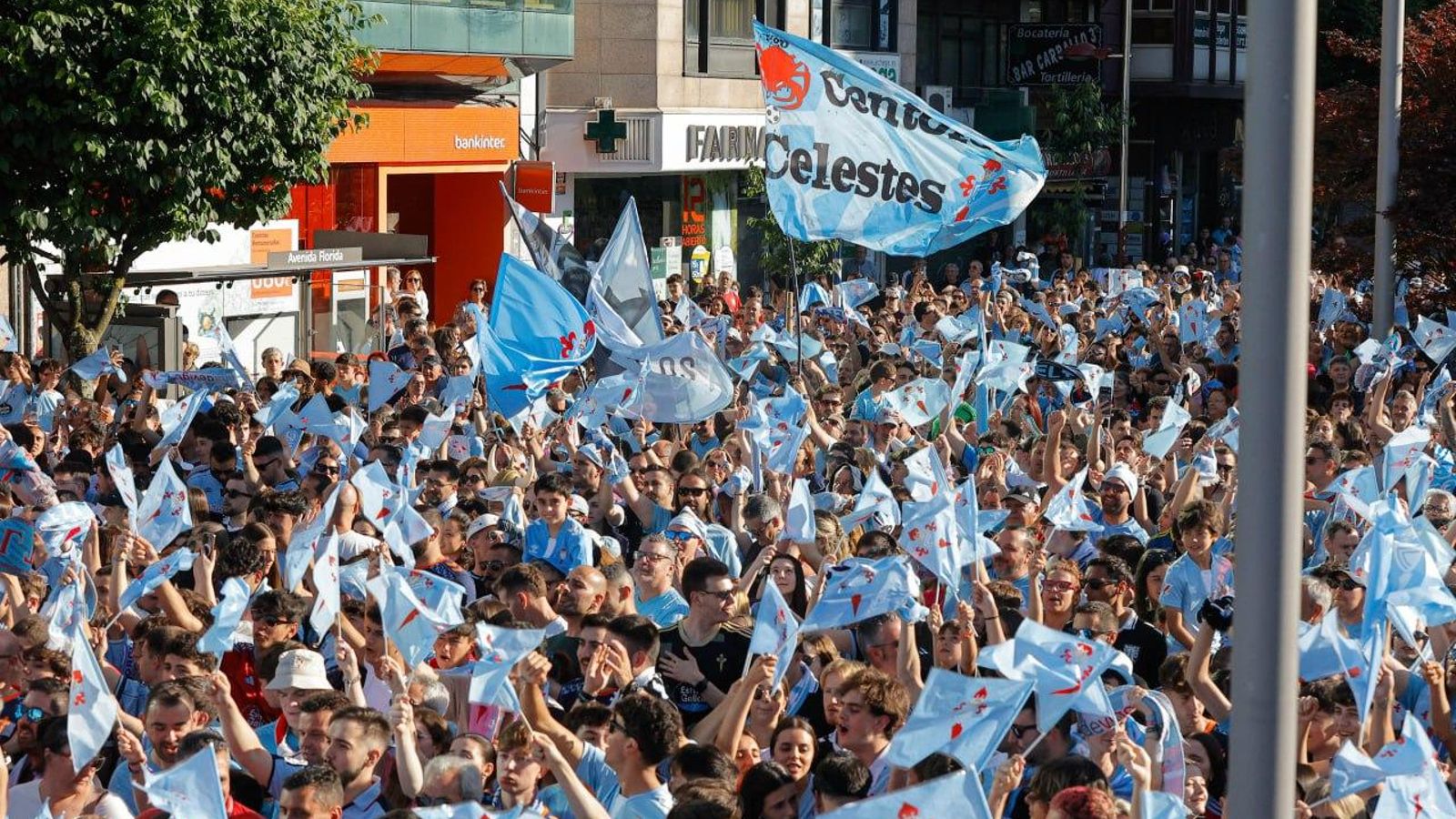Galería | Fiesta celeste en Vigo por la vuelta del Celta a Europa