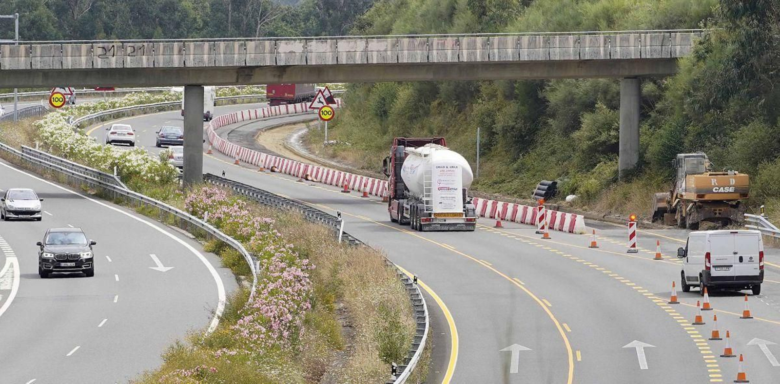 Las máquinas ya se encuentran en el carril cortado antes de llegar al túnel de A Cañiza que fue cerrado en noviembre de 2022 tras los daños por acumulación de agua.