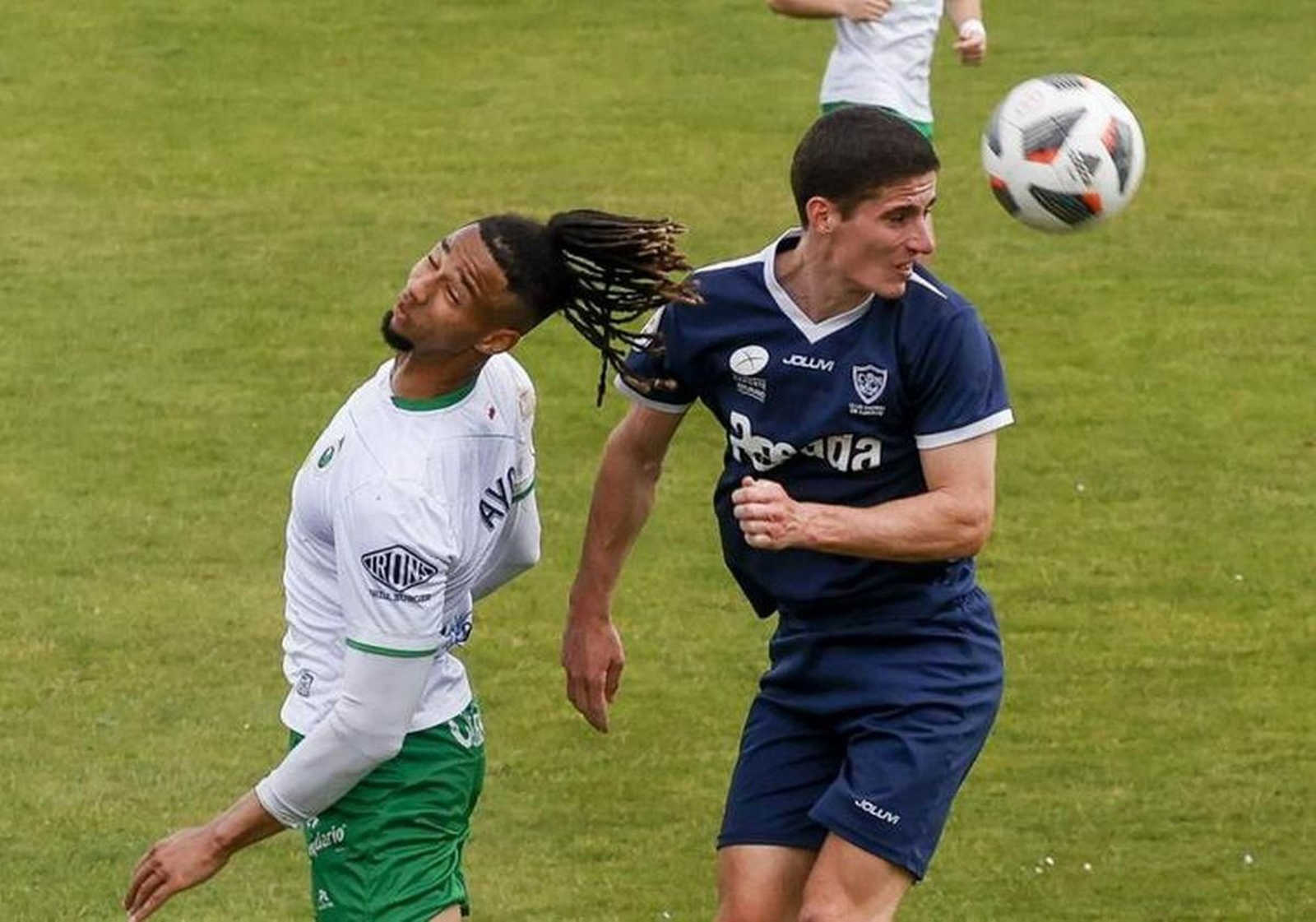 Miguel Prado (derecha) cabecea el balón en un encuentro con el Marino.
