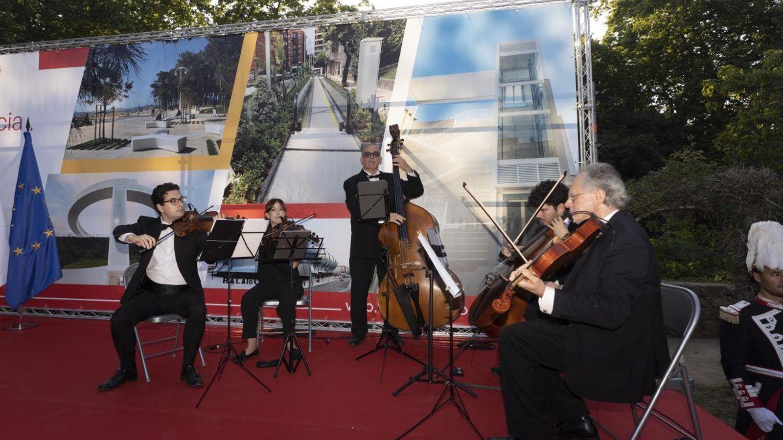 Os músicos interpretaron dúas pezas, unha ao comezo e o himno para pechar.