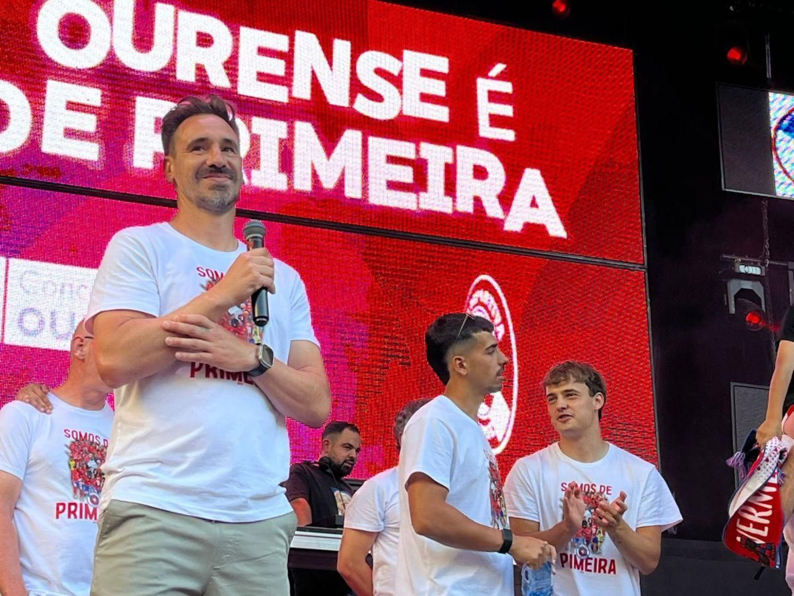 Borja Fernández, entrenador de la UD Ourense, durante los actos de celebración en la Plaza Mayor.
