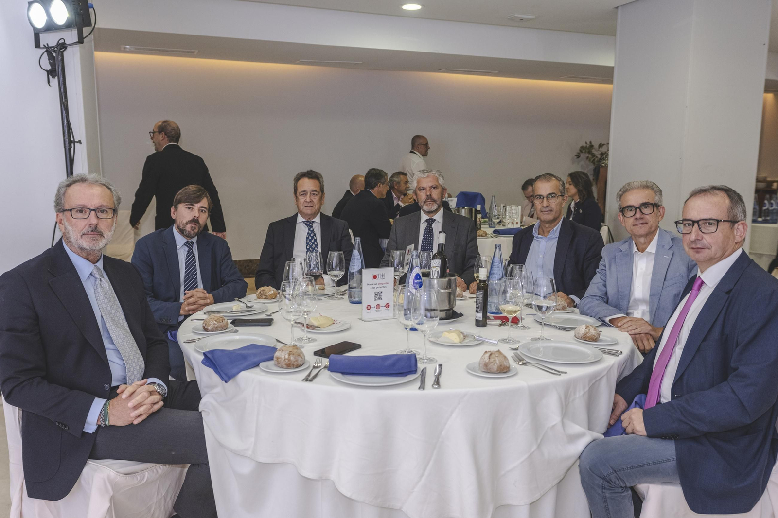 MESA RÍO TÁMEGA  Antonio Nespereira, periodista y presentador del Foro La Región; Mauro Outeiriño, gerente de La Región; Santiago Gómez Randulfe, presidente del Colegio de Ingenieros Técnicos de Ourense; José Manuel Nogueira, de banca institucional de Abanca; Jaime Pereira, secretario general de la CEO, y Manuel Díaz, director de Marcelino Díaz.