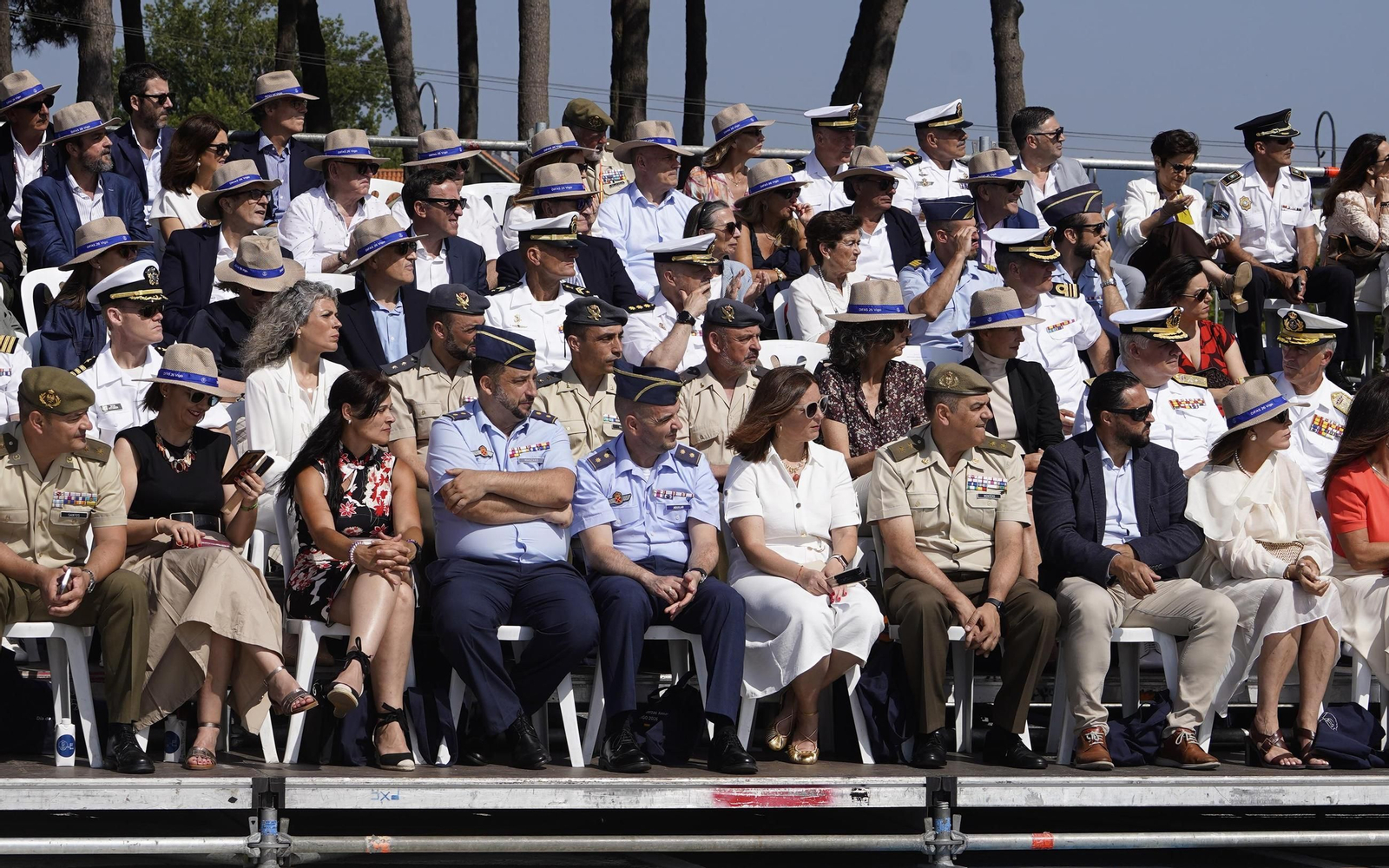 Galería | Felipe VI participa en la revista naval y presencia la exhibición de militares en Samil