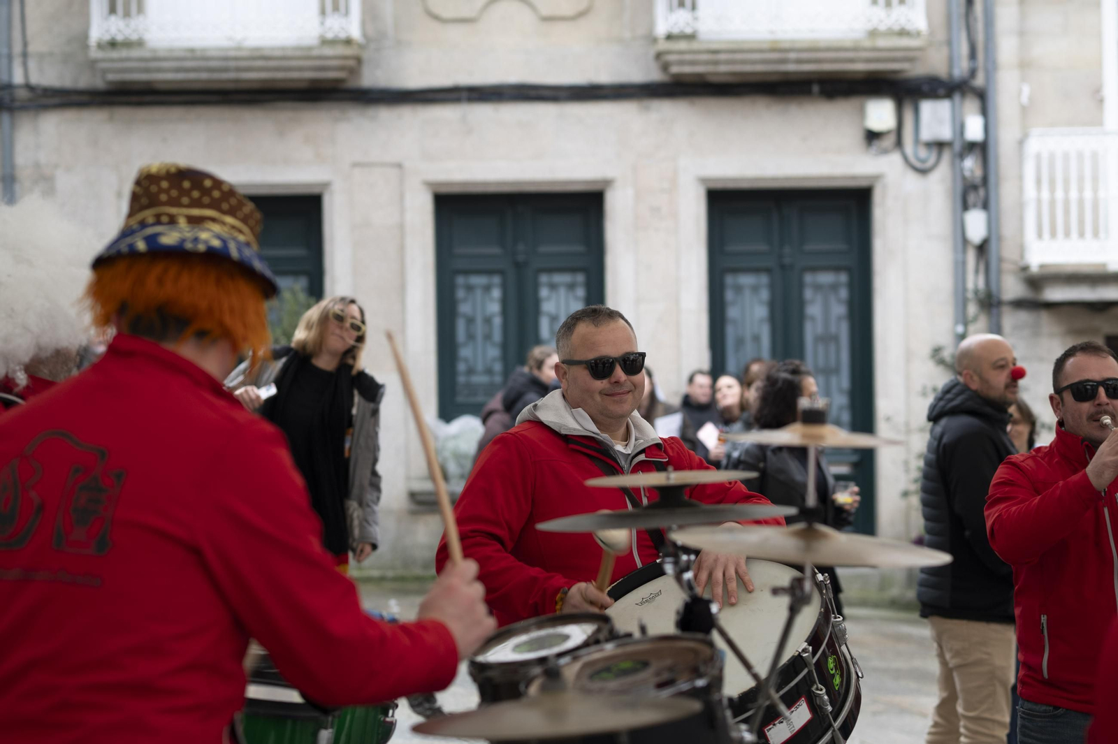 Galería | Allariz maridó charanga y vermú este domingo de entroido