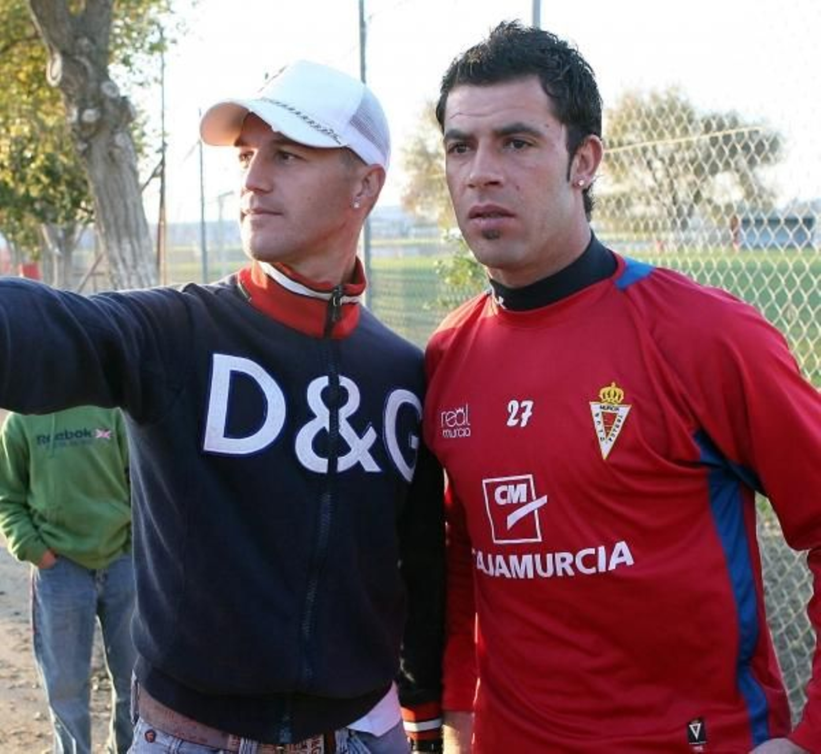 El portero del Murcia Antonio Notario junto al delantero del Xerez Antoñito. foto: diario de sevilla