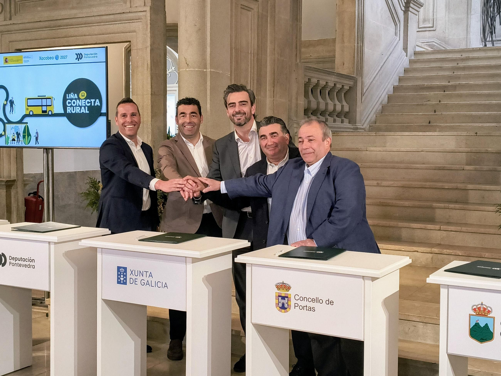 Firma del convenio en el Pazo Provincial a cinco bandas para el bus Liña Conecta Rural.