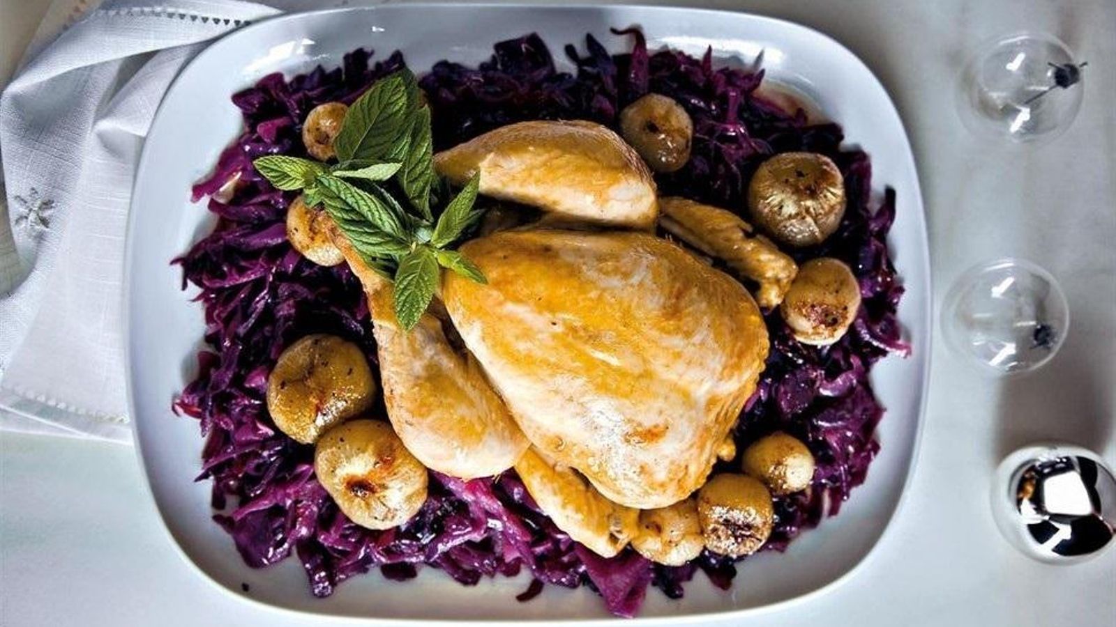 Pavo de Navidad servido en la mesa