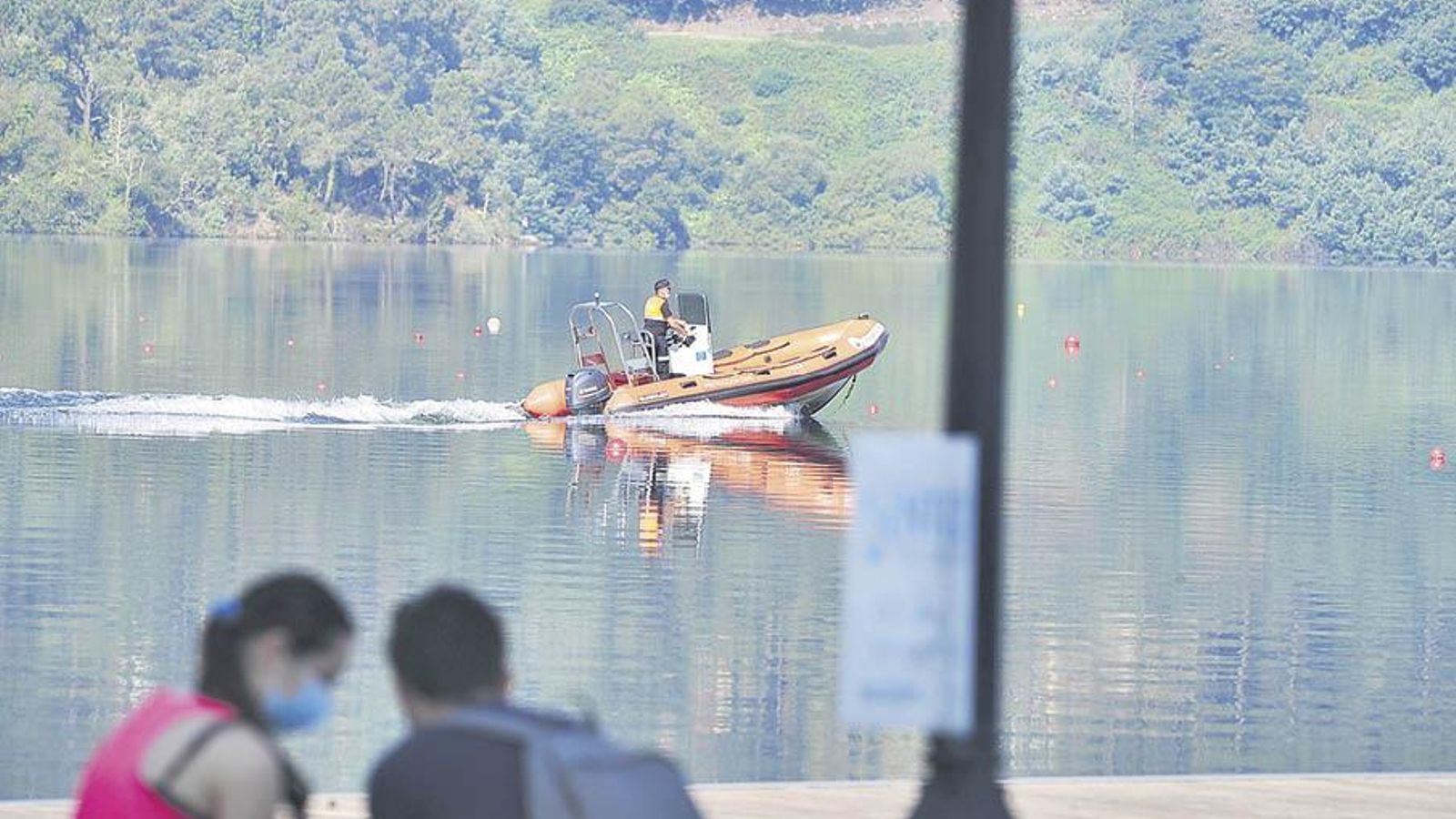Una lancha en la zona en donde se ahogó el joven.