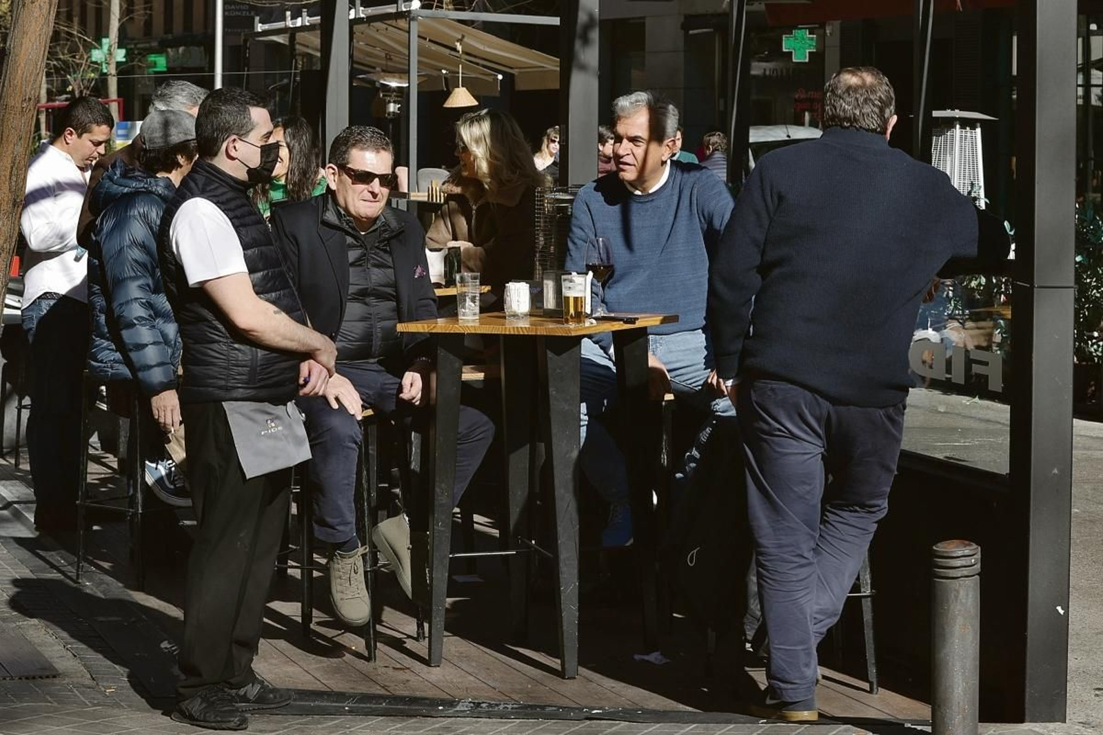 Cuatro personas en una de las llamadas “terrazas covid”, en un restaurante de Madrid.