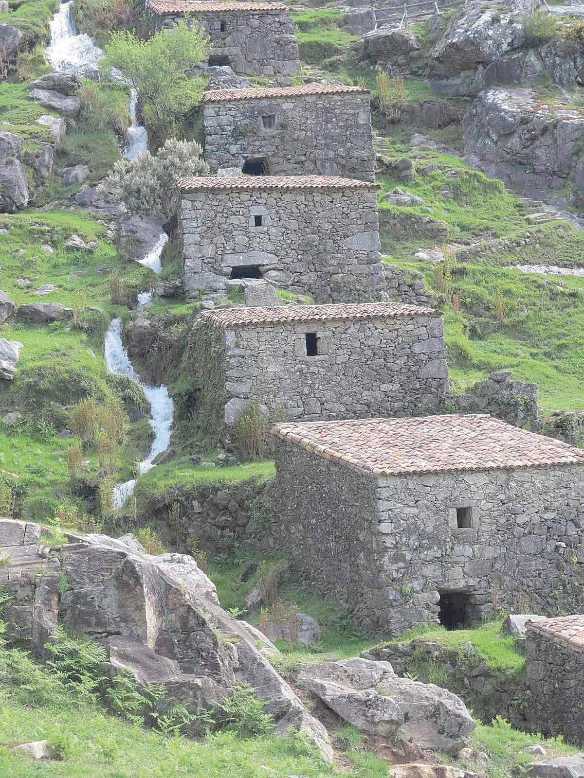 Los molinos de O Folón acompañan al río en su descenso.