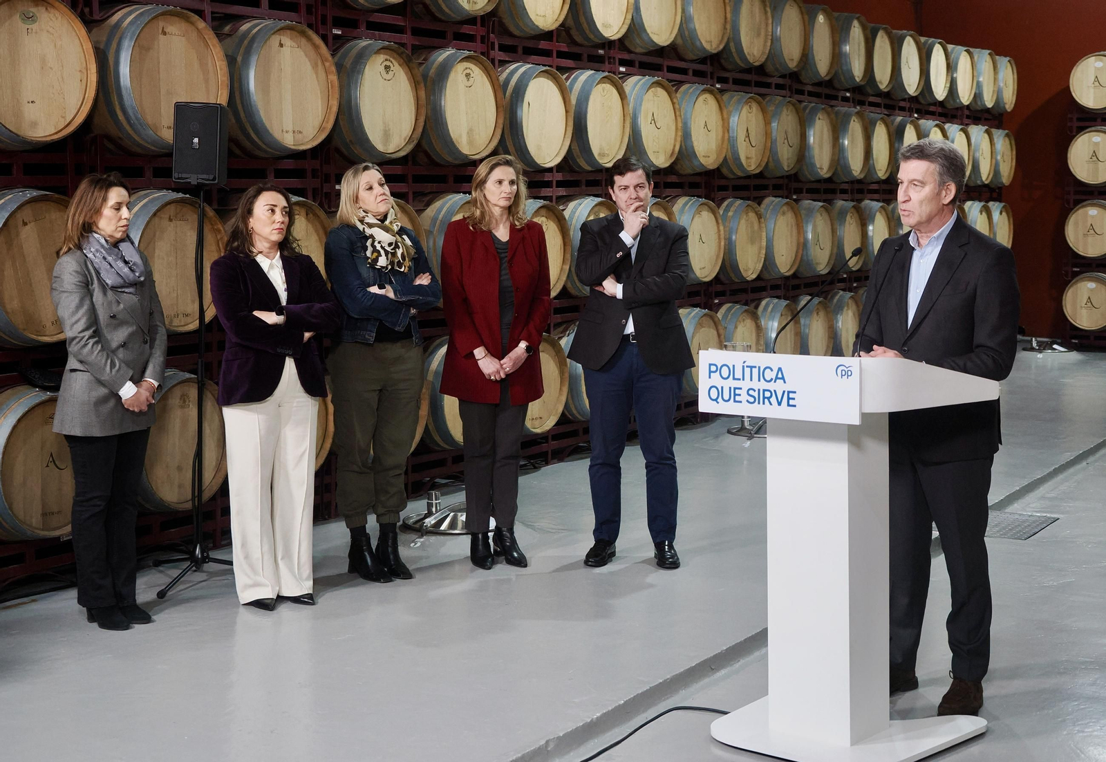 Alberto Núñez Feijóo en las Bodegas Hijos de Alberto Gutierrez, en Serrada