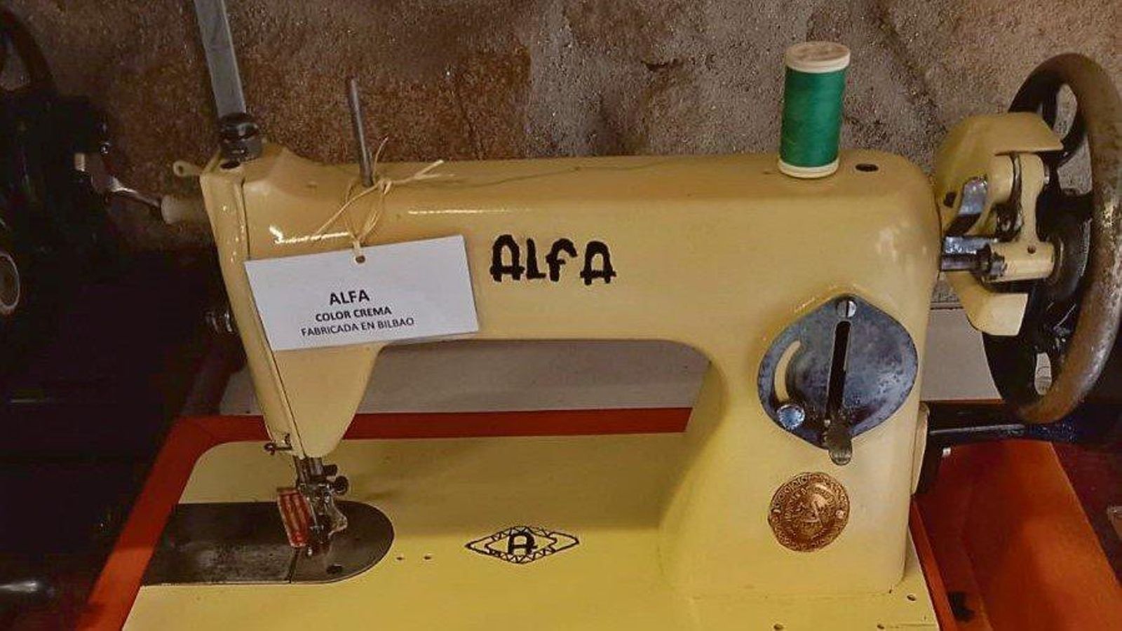 Máquina de coser antiga da marca Alfa.