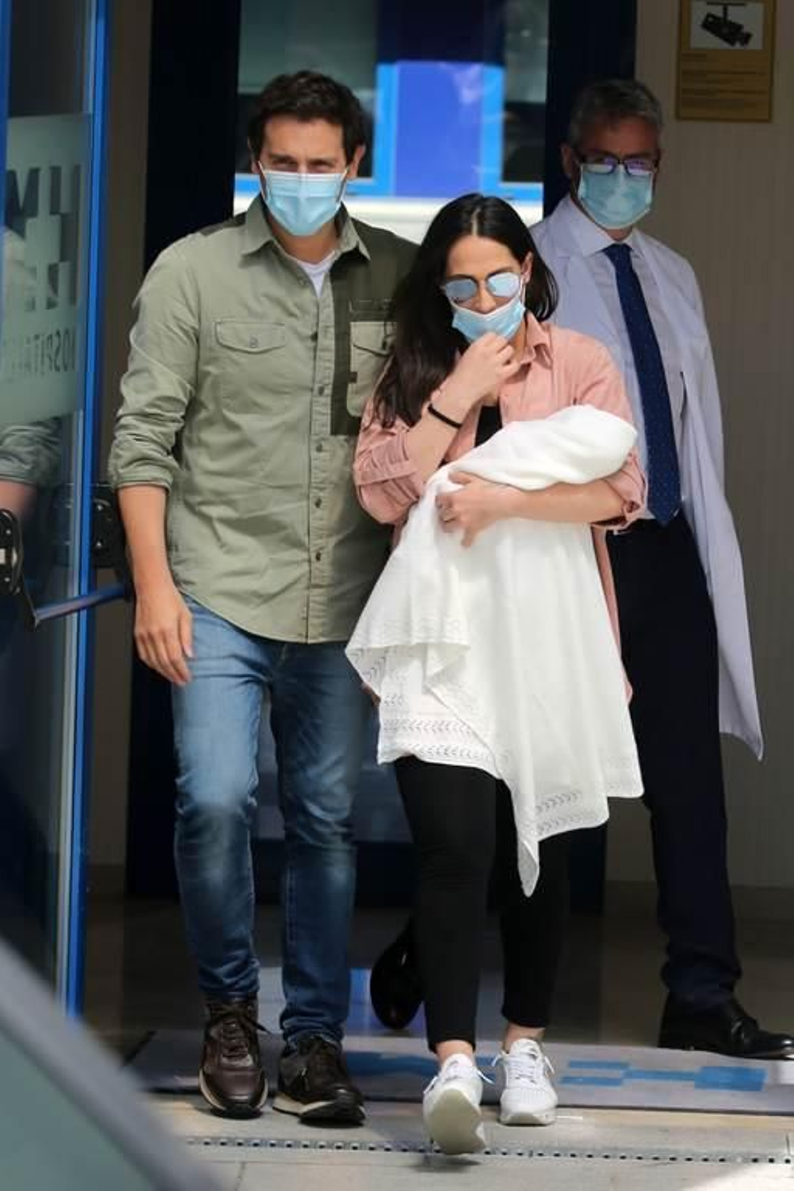 Malú y Albert Rivera reciben el alta médica tras el nacimiento de su hija Lucía 16