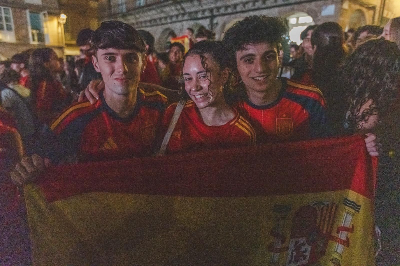 Galería | La ilusión por España en la semifinal tiñe de rojo la provincia de Ourense, en fotos