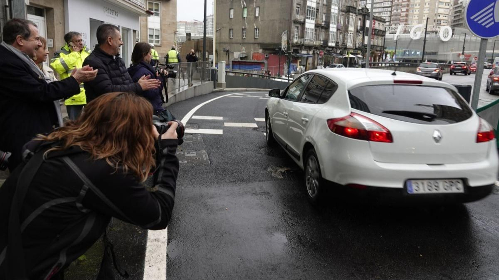 Los primeros coches que circularon ayer el nuevo túnel de Lepanto, con la presencia del alcalde Abel Caballero, y varios concejales de su gobierno.