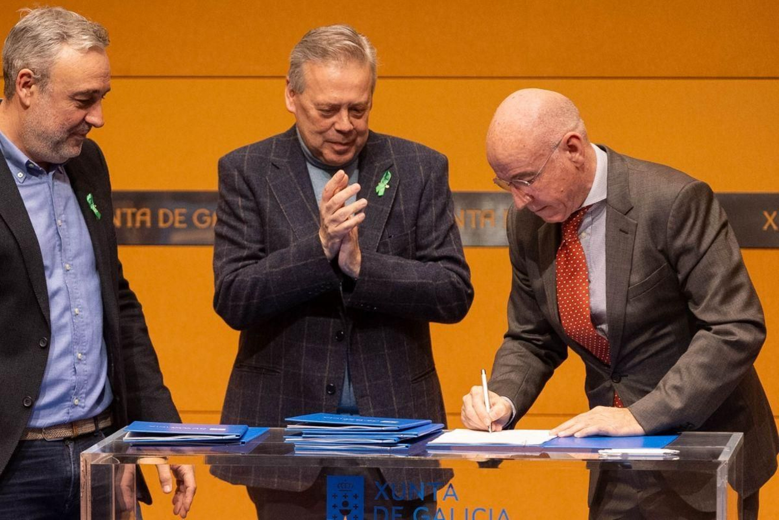 Santiago Camba firma el acuerdo con Antonio Caamaño y J. Ramón Parada.