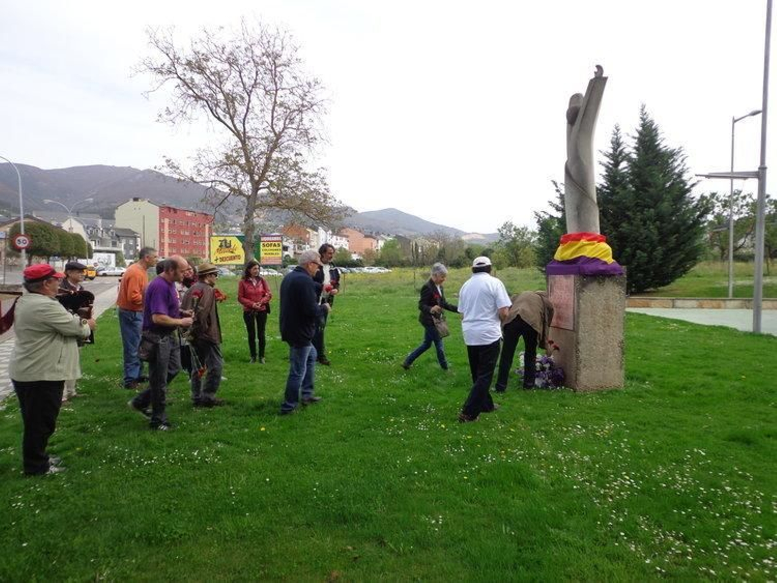 El Ateneo Republicano desposita ramos de flores ante el monumento por las víctimas del Franquismo.