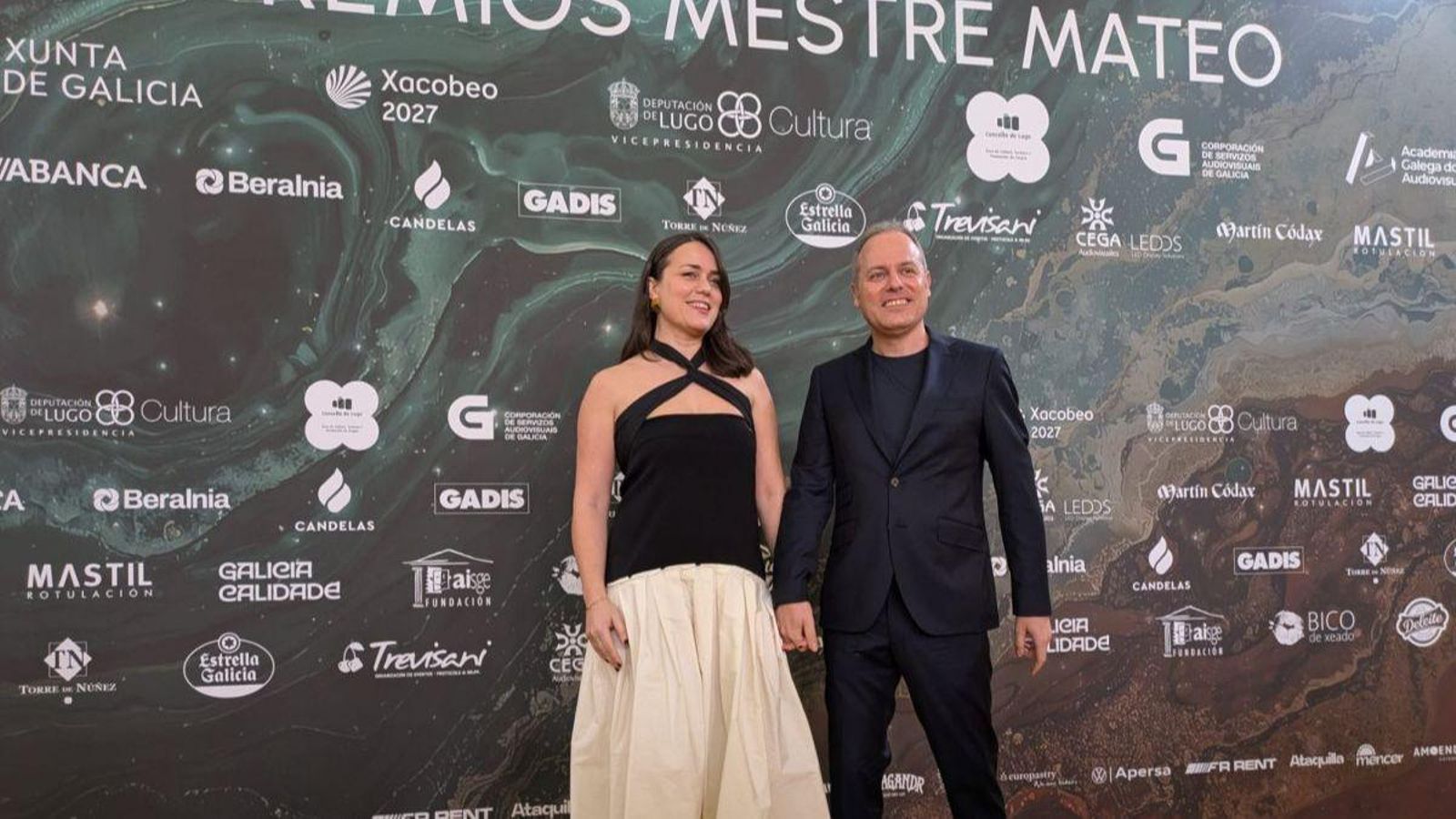Simone Saibene, con Natalia Cordo, antes de la ceremonia en el Auditorio Fuxan os Ventos.