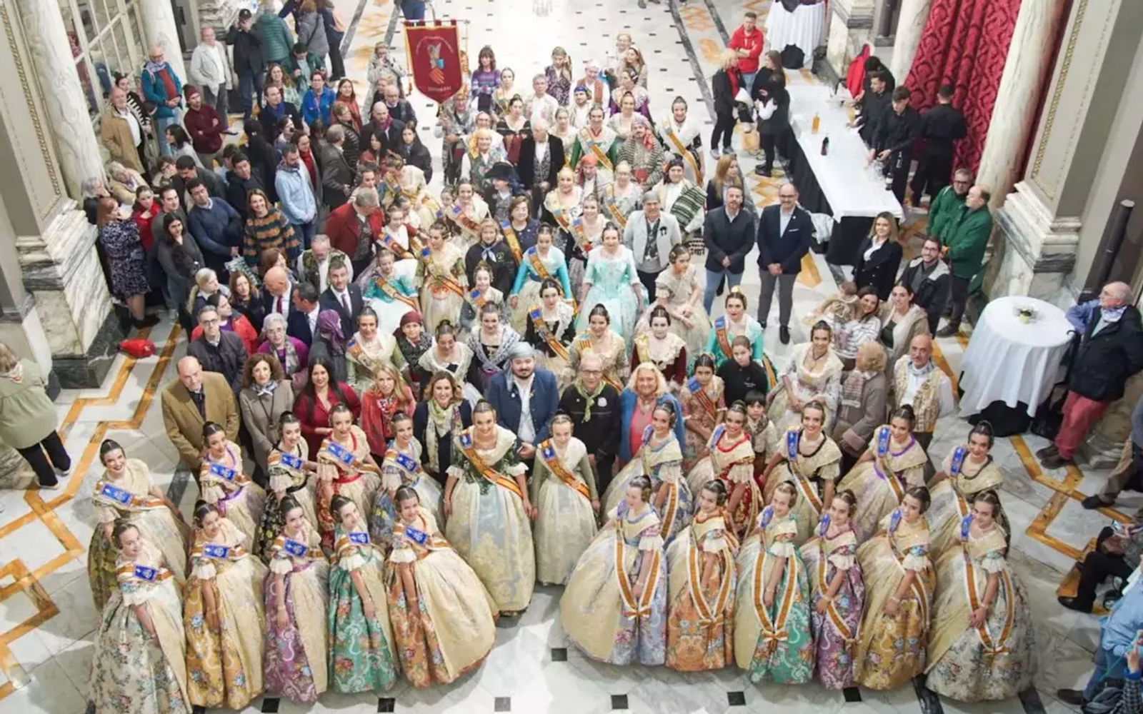 Los Centros Valencianos del Exterior durante una recpeción en el Ayuntamiento de Valencia