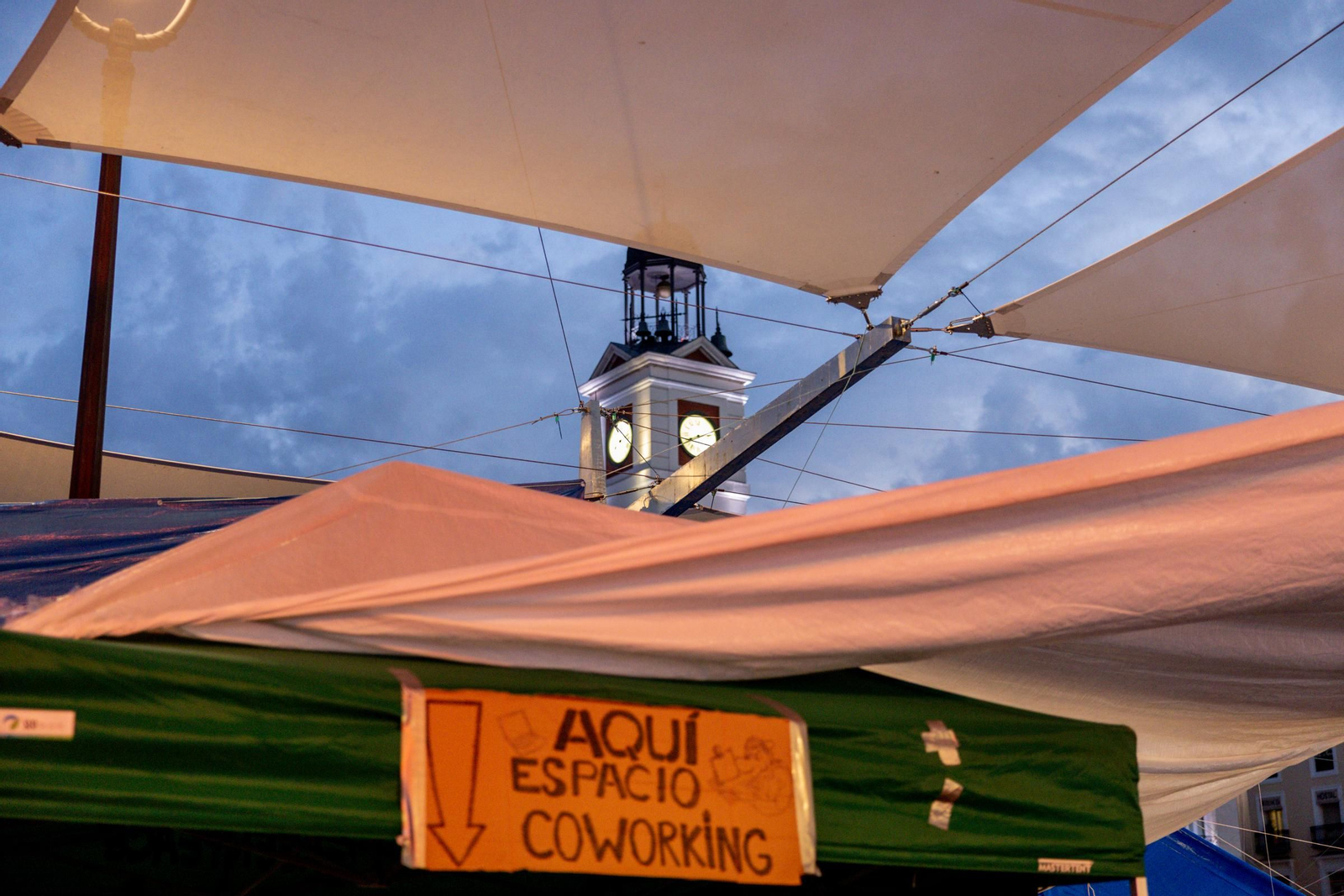 Galería | La acampada de Sol por una vivienda digna se sigue extendiendo y los congregados insisten en esta medida de presión