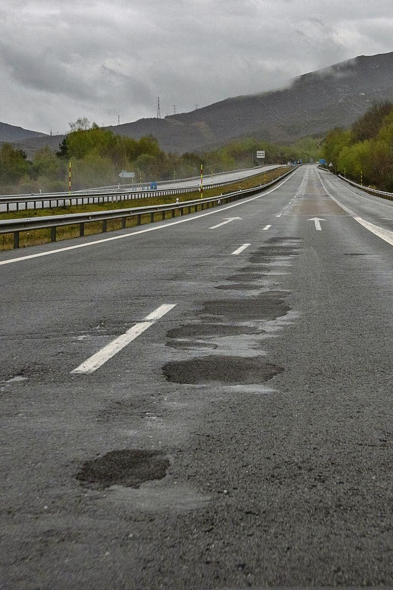 Fila de parches y baches a la altura de Padornelo.