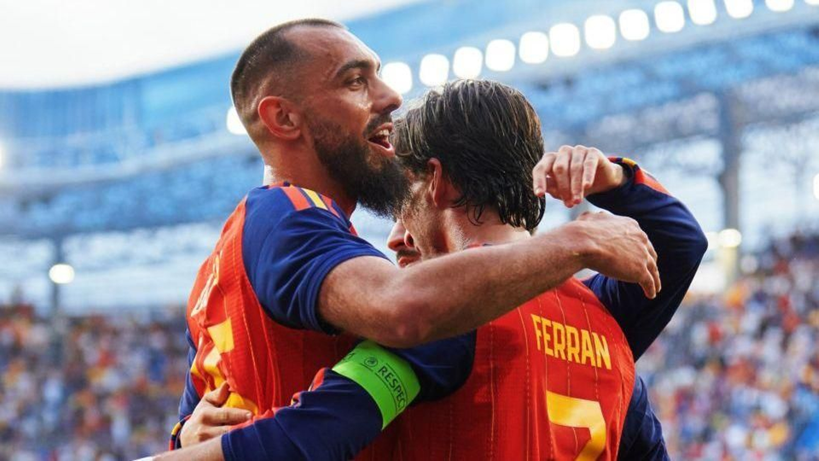 El delantero céltico Borja Iglesias celebra el gol de la selección española con Ferran Torres, ayer, en el estadio de Riazor.