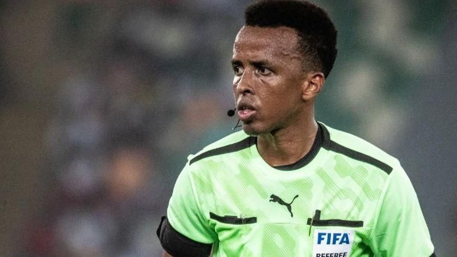 El árbitro somalí Omar Abdulkadir Artan durante un partido de fútbol.