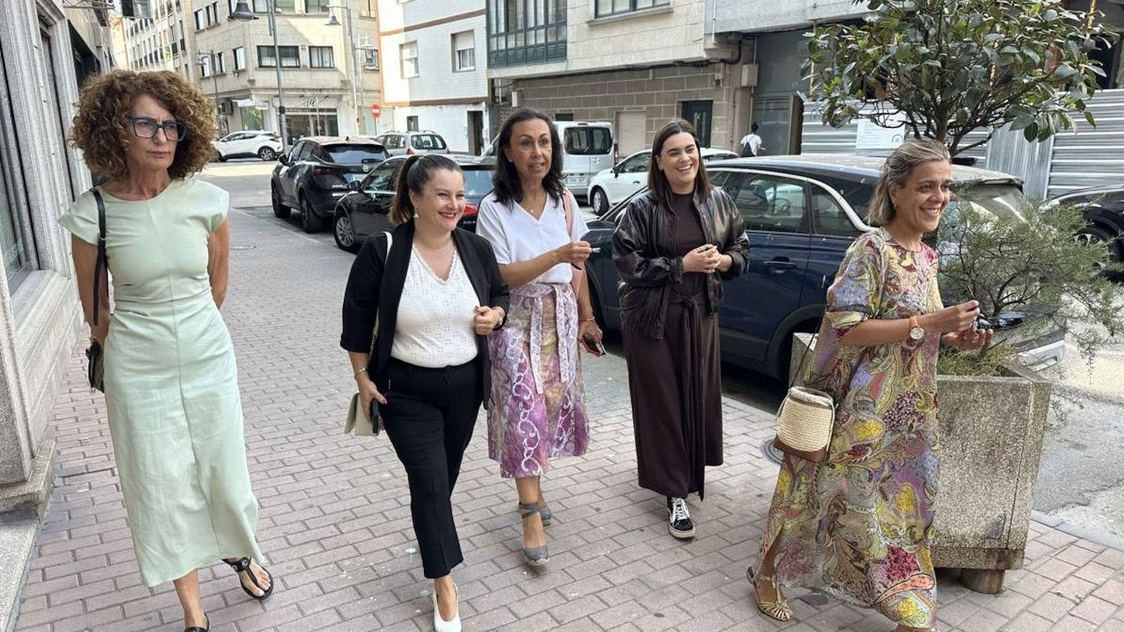 Las responsables del tripartito con la diputada María Ramallo y la portavoz del PP de Cangas.
