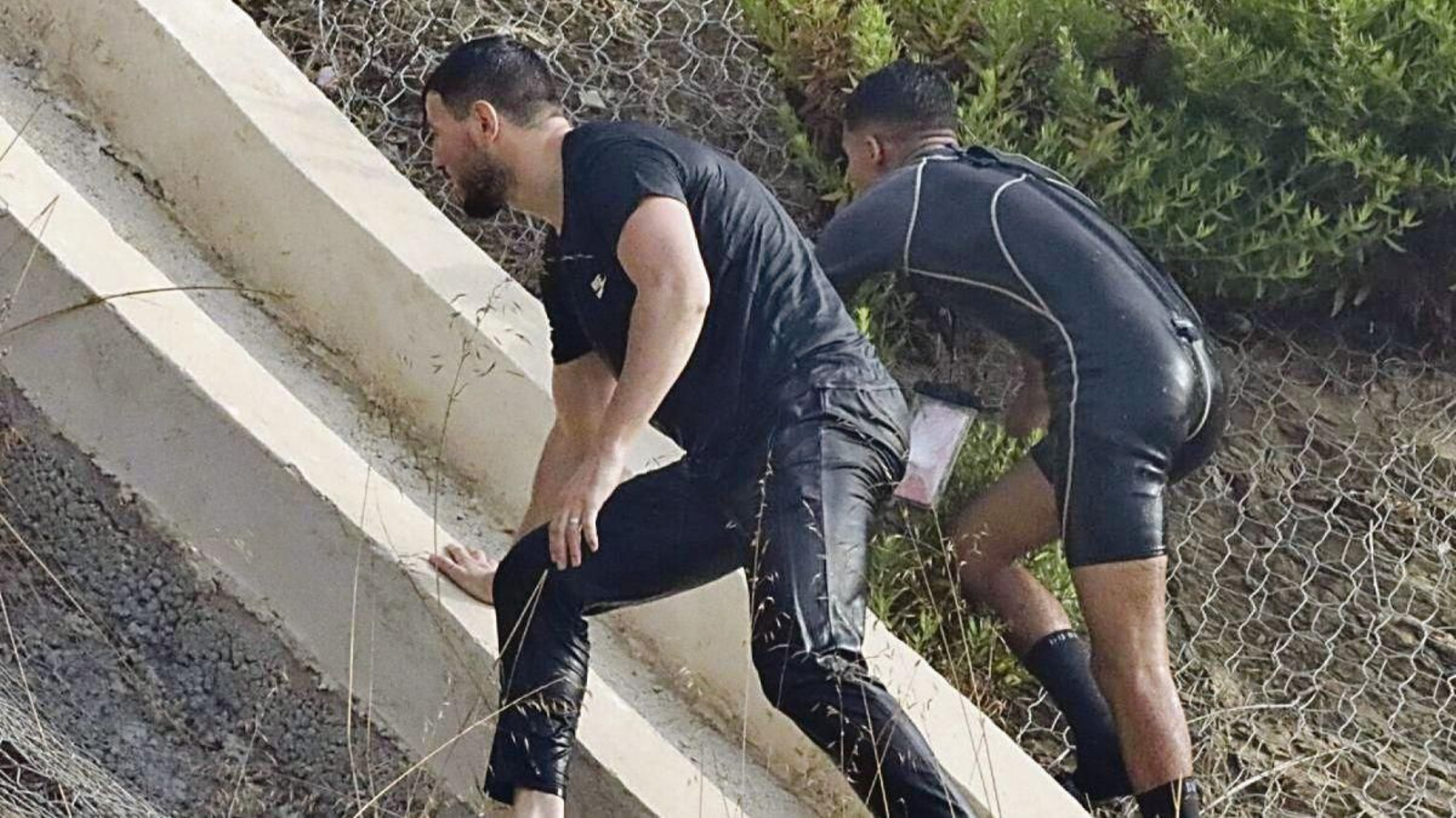 Dos migrantes ilegales, tras llegar a nado a Ceuta.
