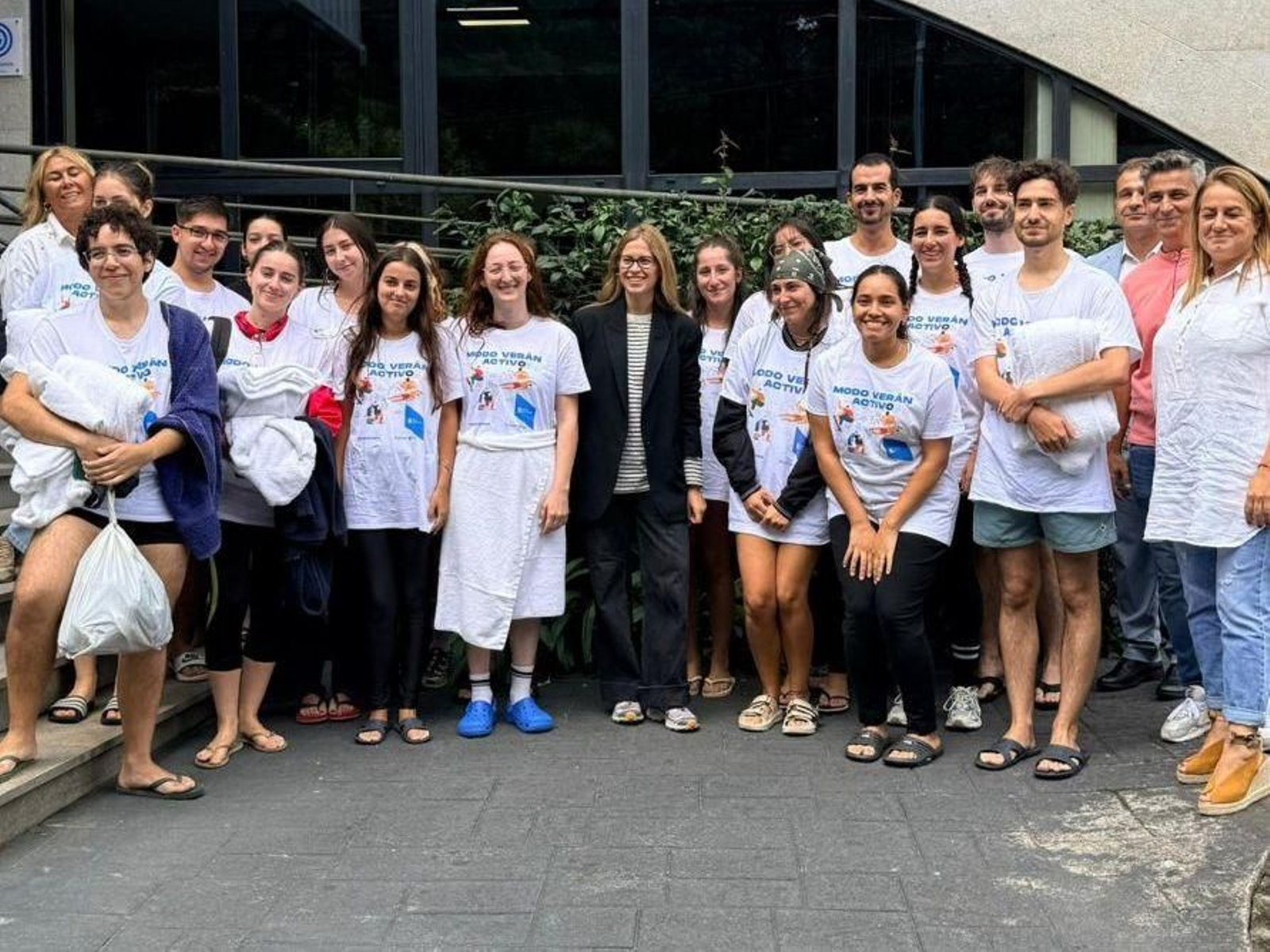 Meneses, con participantes y monitores del Ecoverano Termal en Laias, Cenlle.