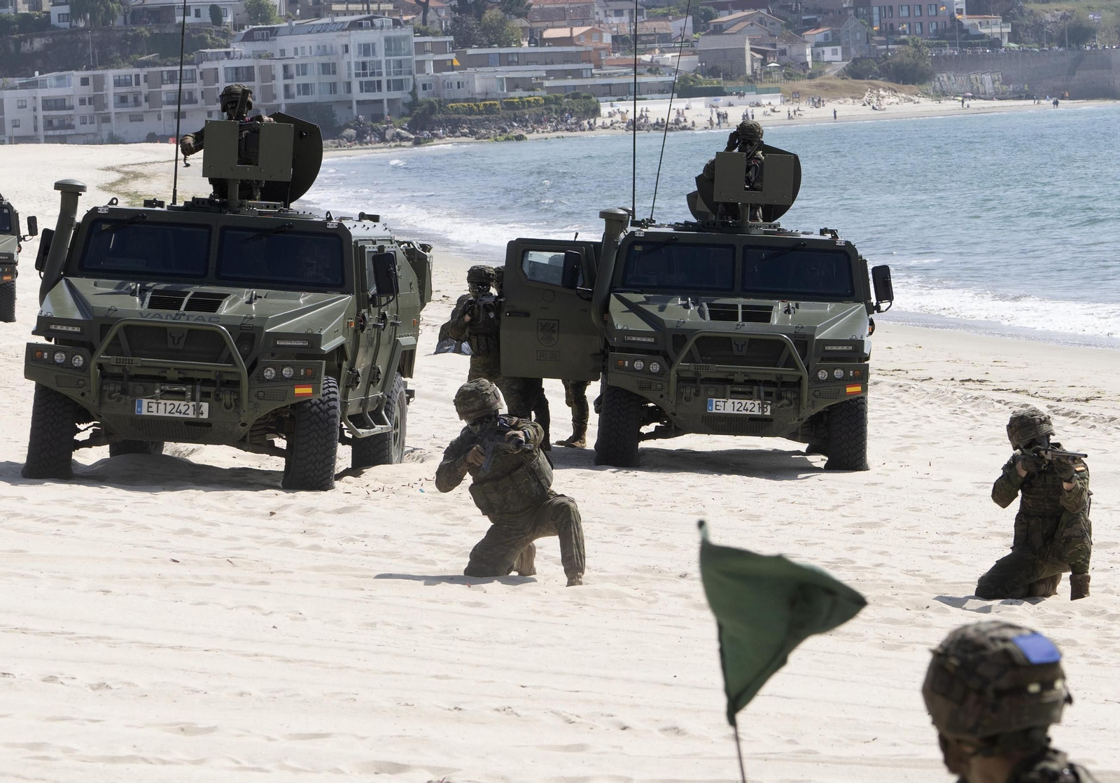 Galería | Felipe VI participa en la revista naval y presencia la exhibición de militares en Samil