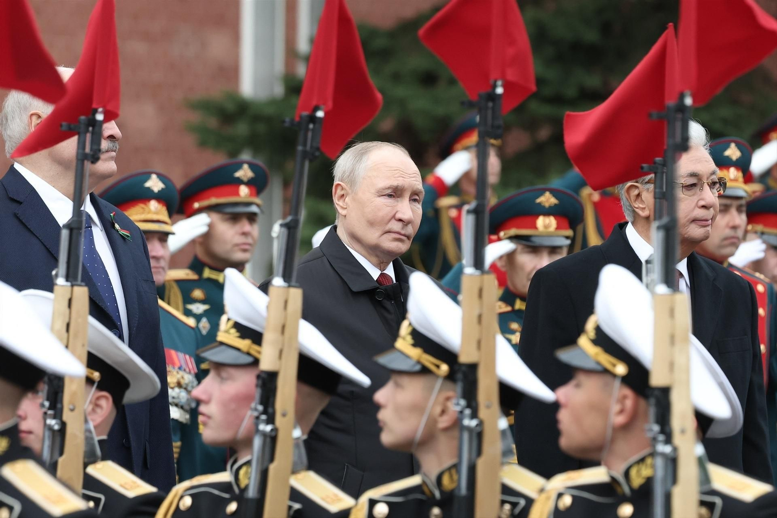 Vladimir Putin presidió el desfile del Día de la Victoria en Moscú, dedicado al triunfo soviético sobre la Alemania nazi, en una ceremonia que honró el “heroísmo del pueblo soviético” en la Segunda Guerra Mundial y lo vinculó a la actual ofensiva militar rusa. Afirmó Putin que los soldados que combaten en Ucrania se inspiran en aquella victoria ante fuerzas apoyadas por la OTAN.