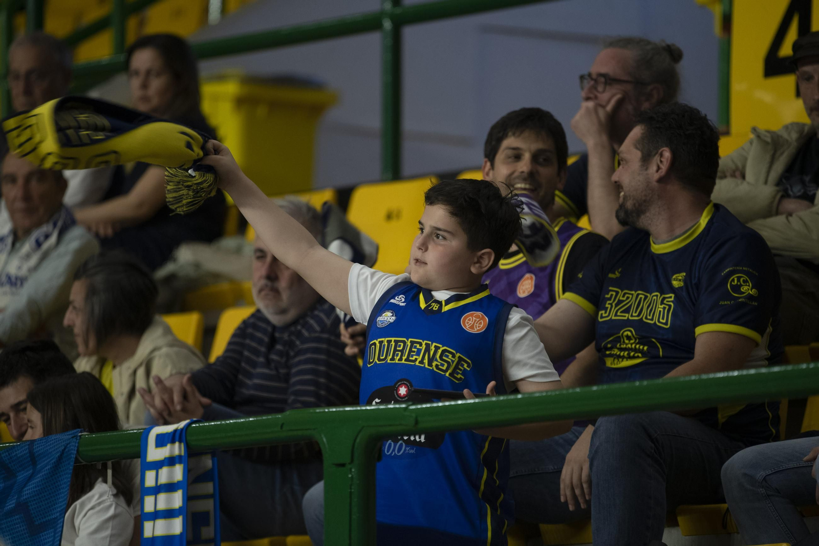Galería | El Pazo aplaudió a un COB que lo dejó todo ante el Palencia