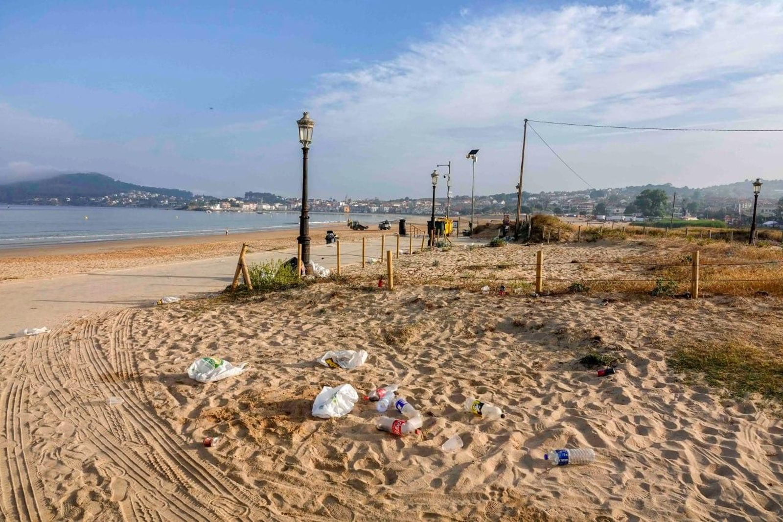 Galería | La resaca de San Xoán 2026 deja toneladas de residuos en Samil y Panxón
