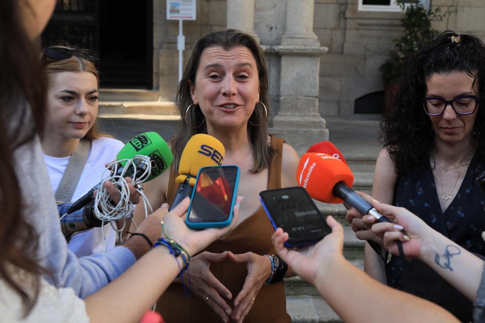 Alba Iglesias, Natalia González y María Fernández comparecen a las puertas del Concello.