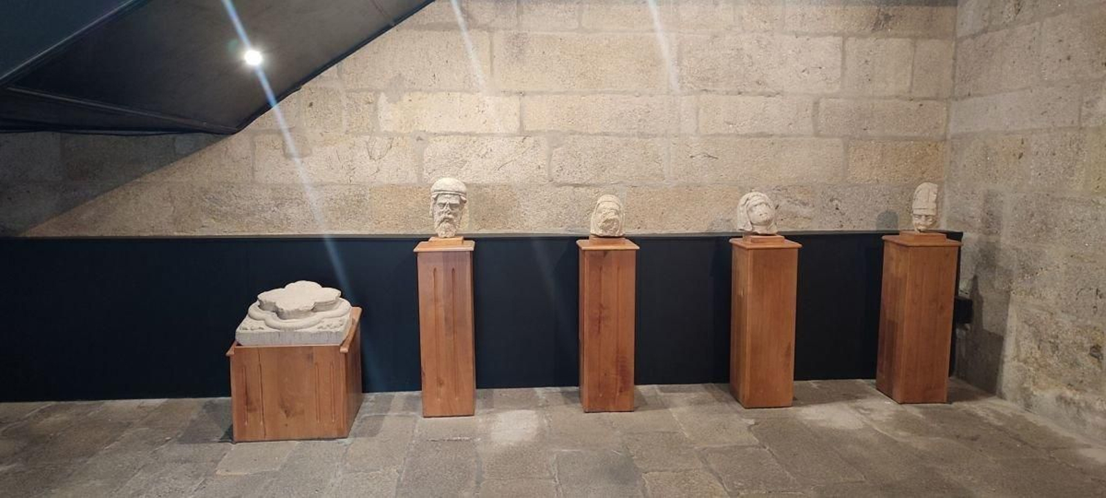 Una de las zonas expositivas con restos arqueológicos junto a la escalera de servicio.