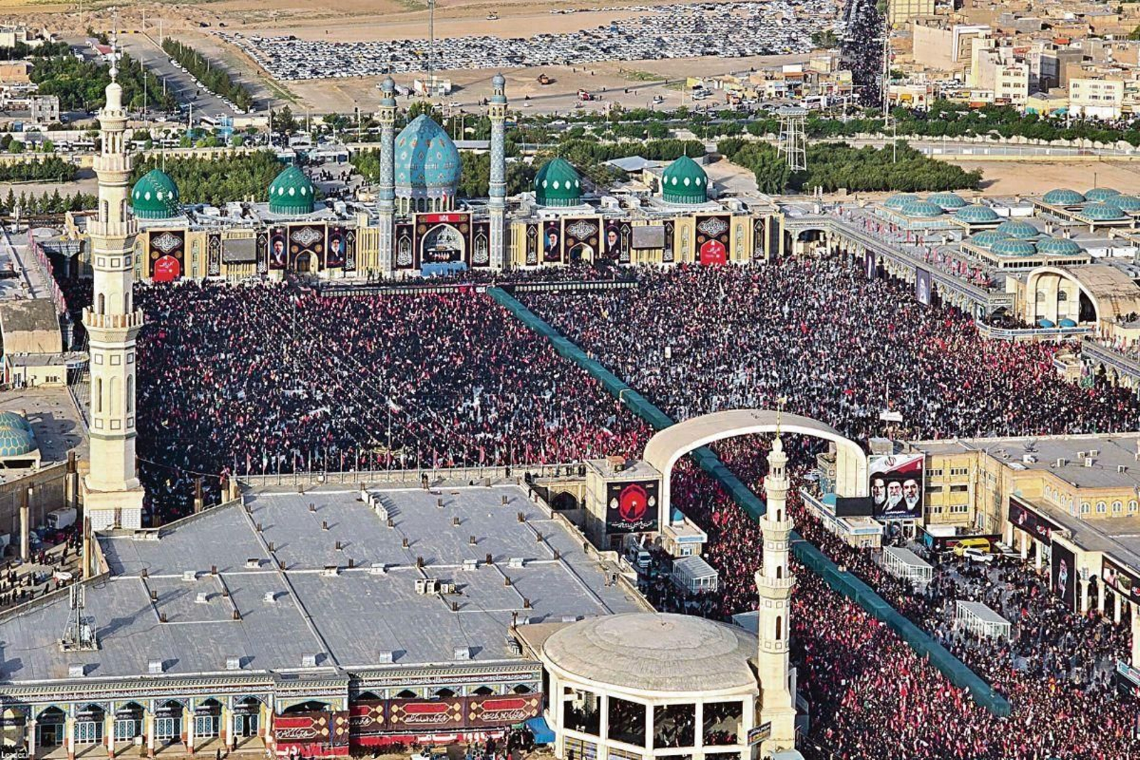 Miles de iraníes participa en la ceremonia funeraria del ayatolá Alí Jamenei, en la ciudad de Qom.