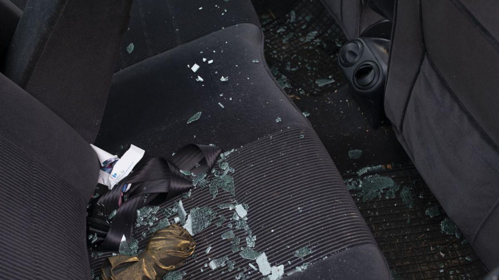 Los cristales rotos en el interior del Alfa Romeo