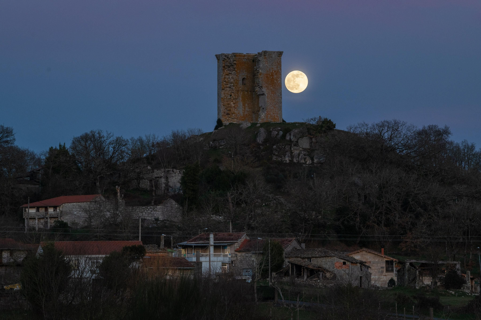 SANDIÁS (SANTA ANA - O CASTRO). 17/01/2022. OURENSE. Ás 00:00am horas da noite entre o 17 e o 18 de xaneiro, a primeira lúa chea deste ano 2022 poderase ver no seu punto máis álxido. Panorámica da lúa chea coa Torre do Castro (Torre de Sandiás) en primeiro plano. FOTO: ÓSCAR PINAL