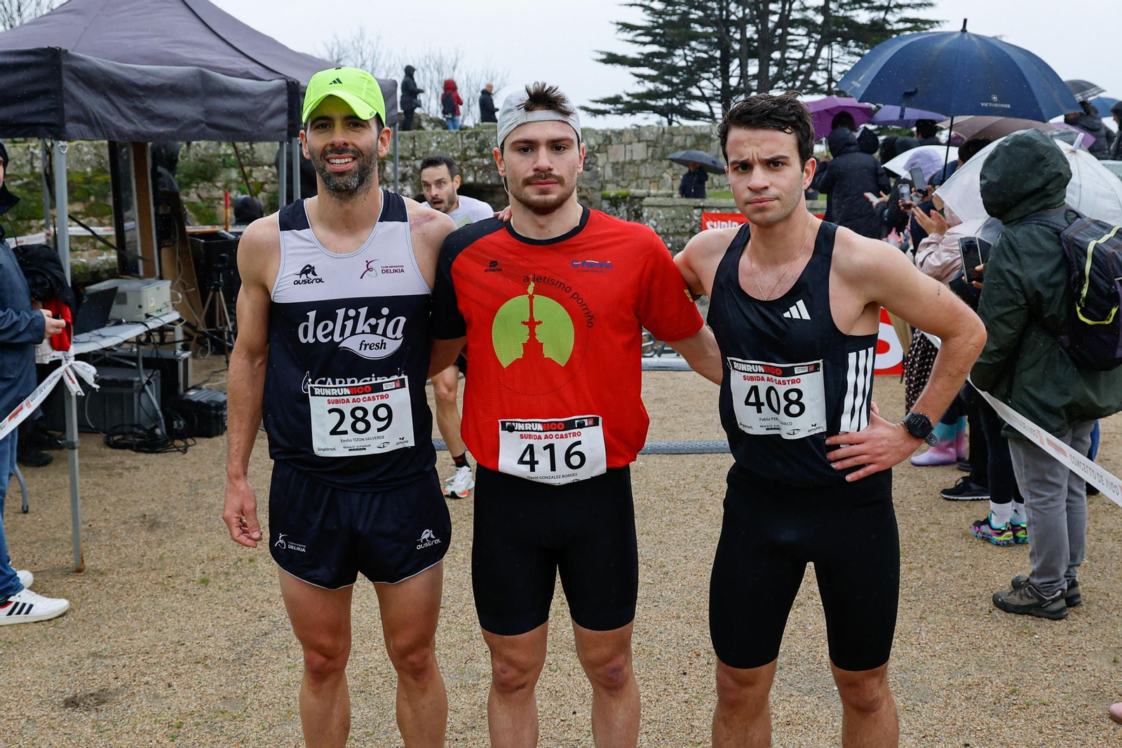 Galería | Cientos de atletas aguantan la lluvia en la Subida ao Castro