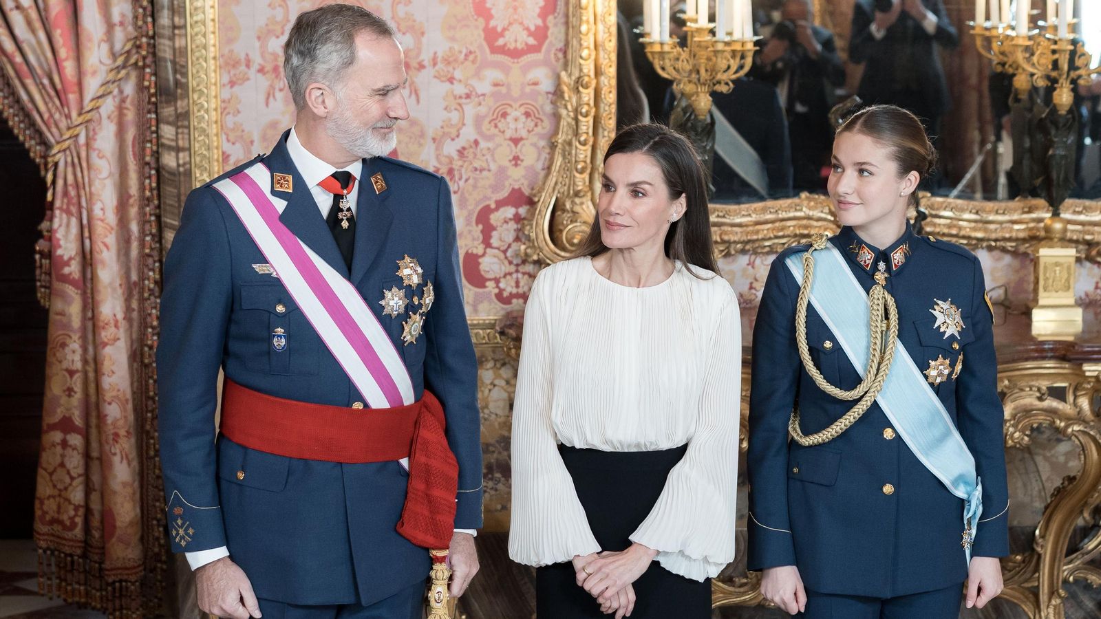 El Rey Felipe VI, la Reina Letizia, y la princesa Leonor, durante la Pascua Militar