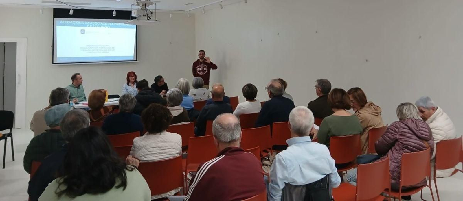 Una asamblea vecinal de la asociación A Praia Seara de Moaña.