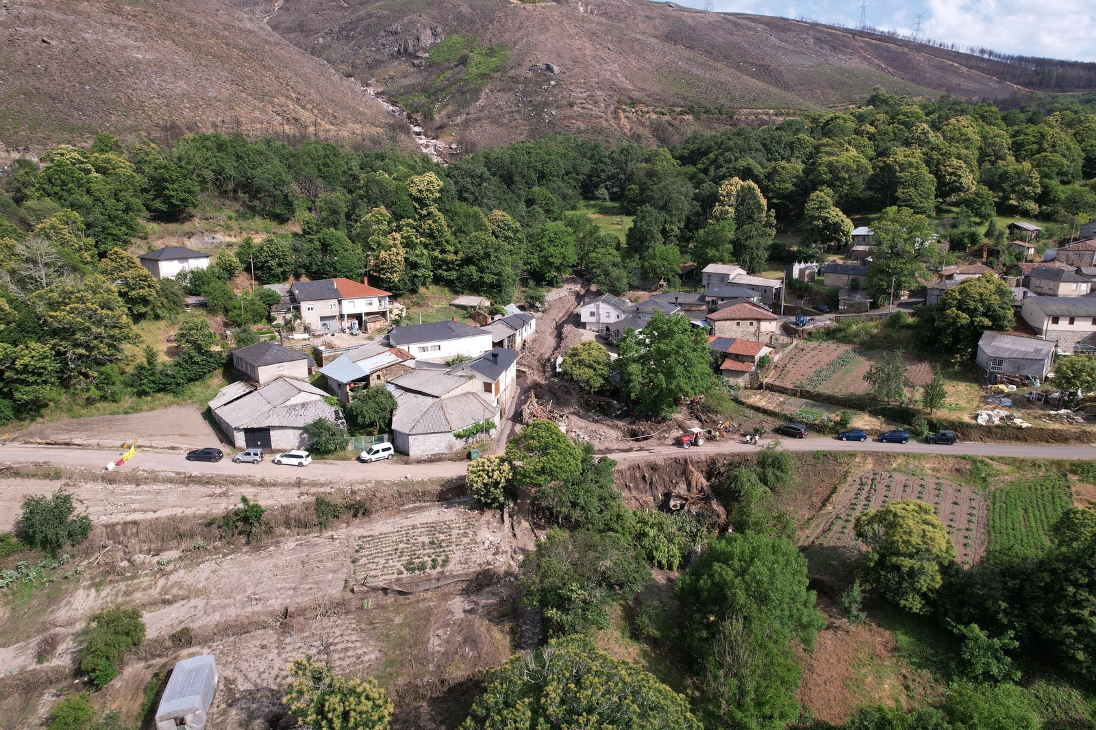 Galería | Viana do Bolo, cruzada por el torrente de agua, en fotos a vista de dron
