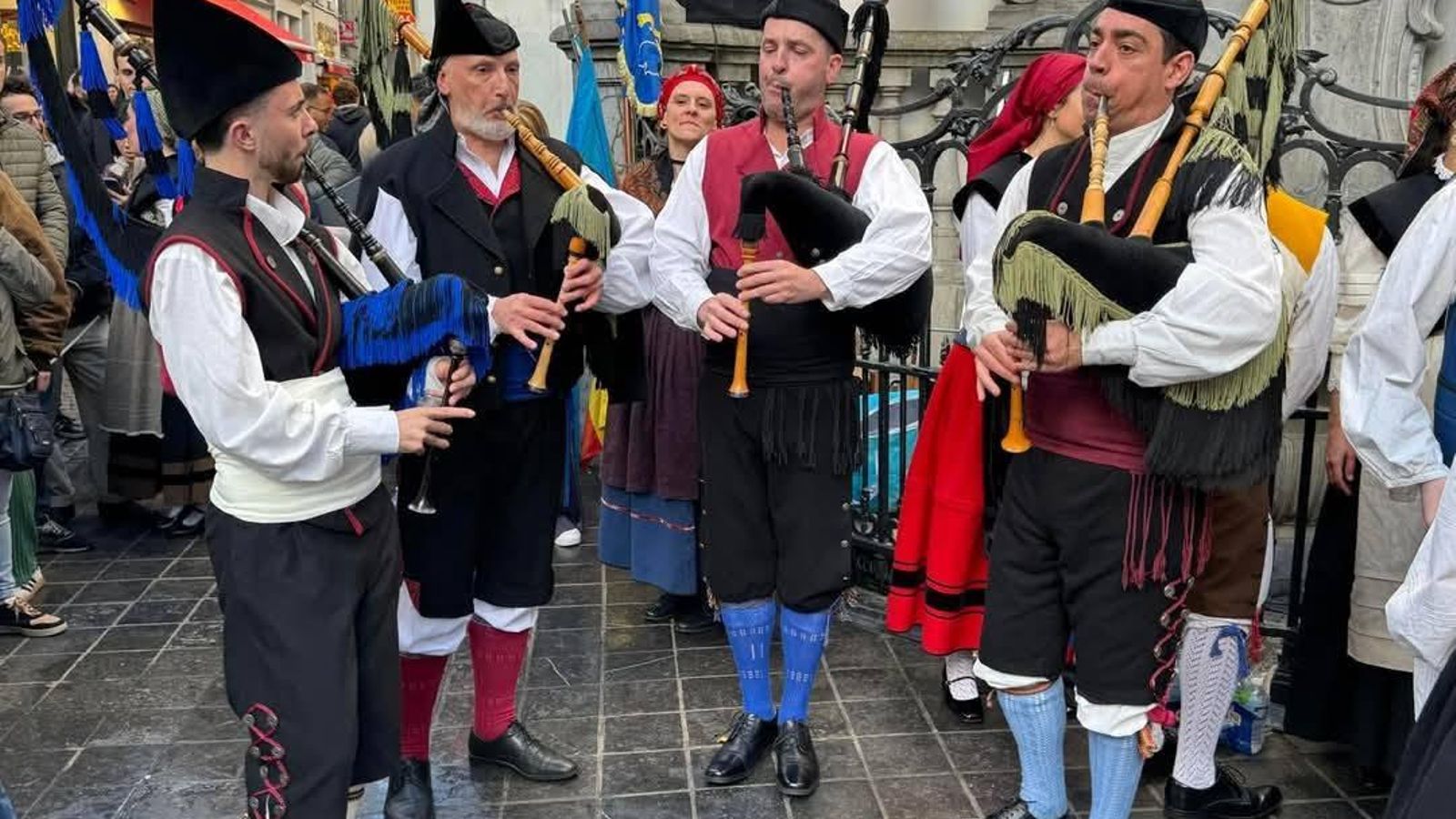 Música asturiana a los pies de Manneken-Pis