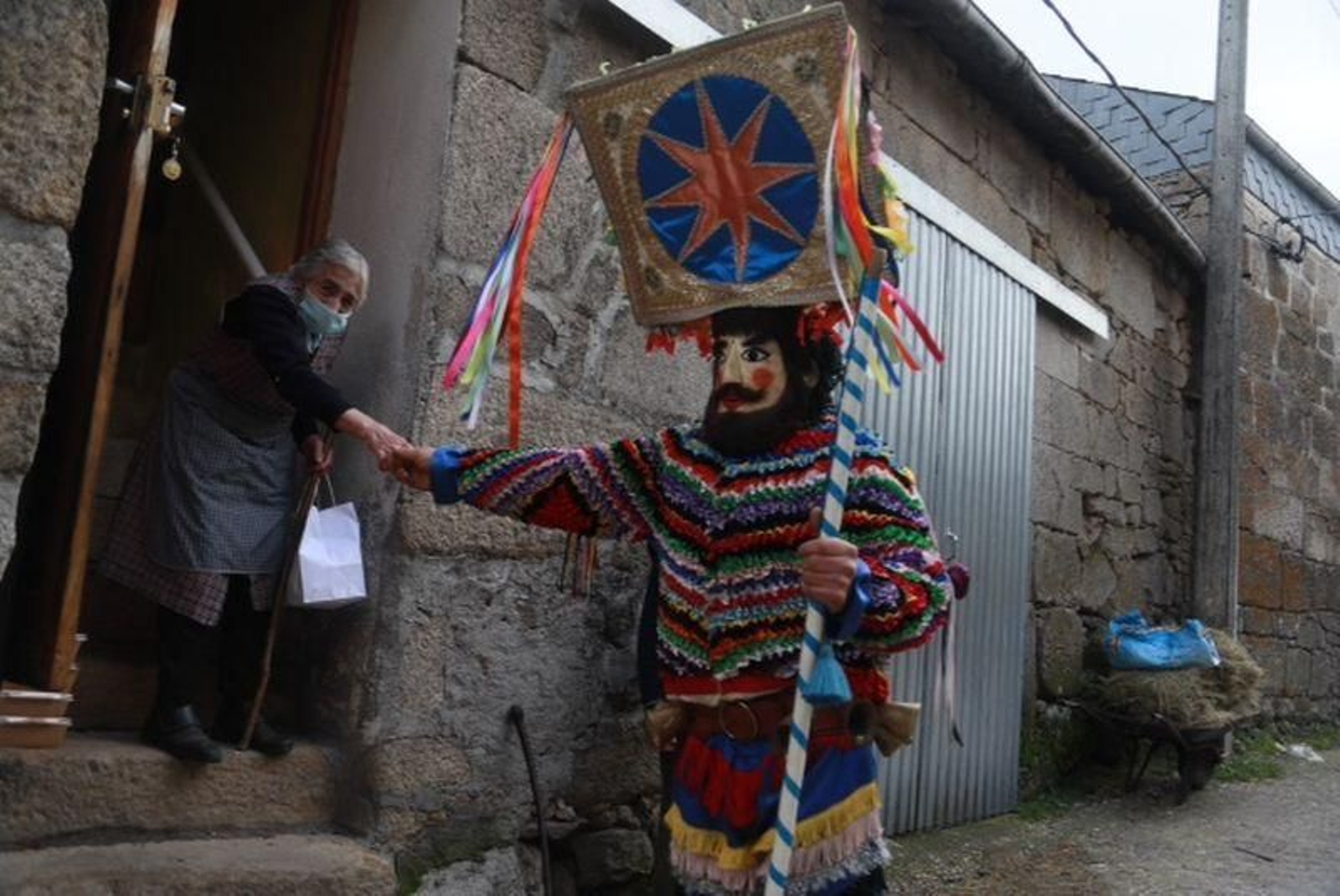 Boteiros recorren Vilariño de Conso (JOSÉ PAZ)