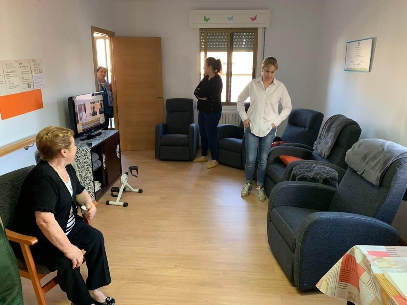 Las personas mayores del municipio se acercaron a conocer las instalaciones.