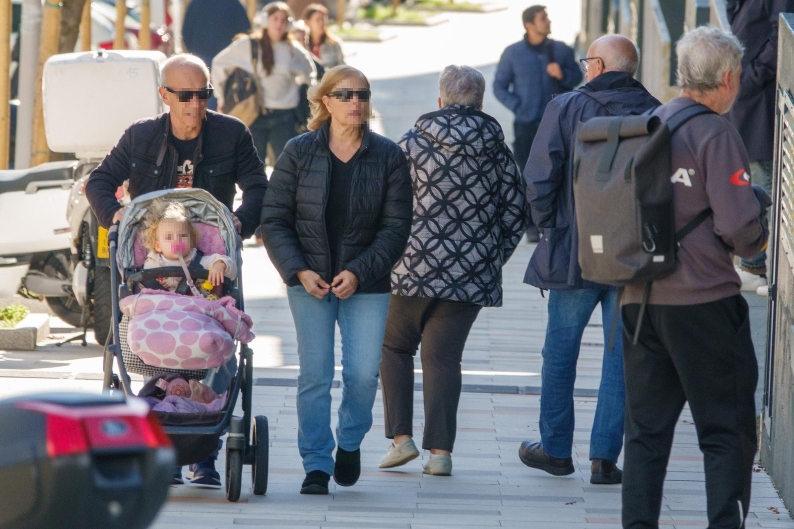 Vigueses de todas las edades en la calle Teixugueiras.