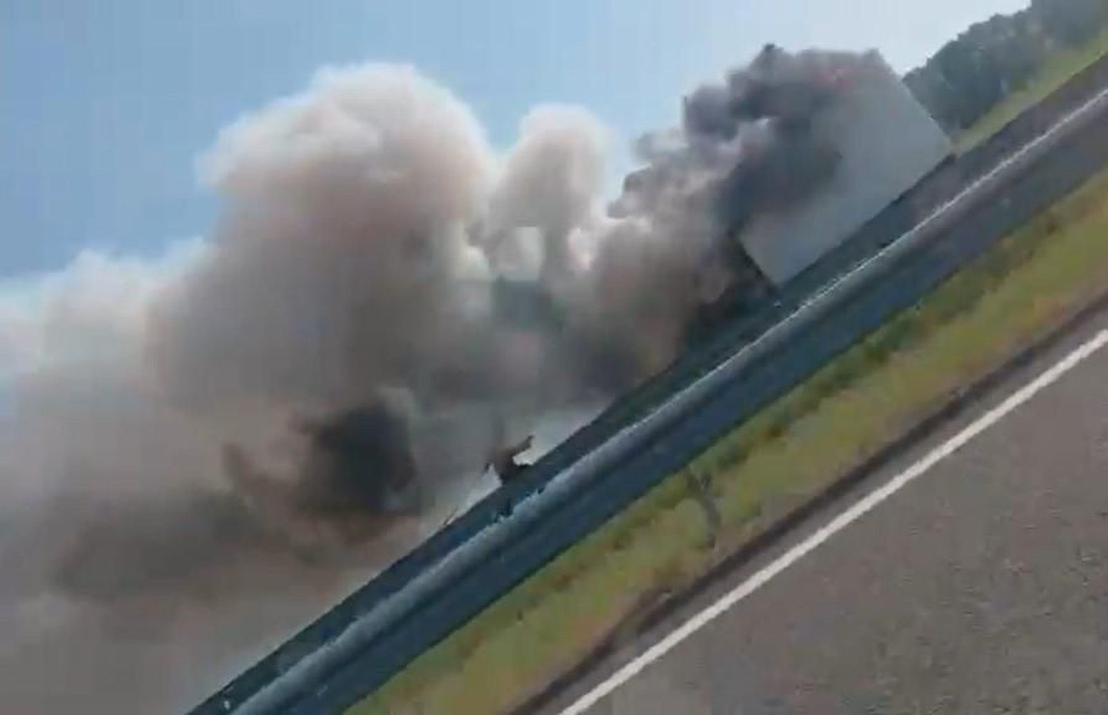 Los bomberos actuando en el incendio de la furgoneta en la A-52.